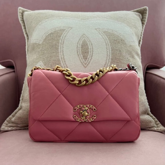 CHANEL 19 BAG (AUTHENTIC) - Picture 2 of 10